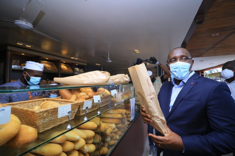 Le Ministre Souleymane Diarrassouba s’assure sur le terrain du respect des prix maxima du pain, du ciment et de la viande et apporte son soutien aux industriels